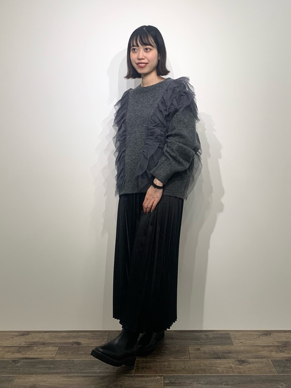 「センスオブプレイス、SENSEOFPLACE、骨格ウェーブ、イエベ春、プリーツスカート、フリルニット、サイドゴアブーツ」｜「SENSE OF PLACE by URBAN RESEARCHのチュールドッキングフリルセーター（ニット/セーター、グレー系）」を使った、mikiさん（レディース・155cm）の秋コーディネートの1枚目の写真