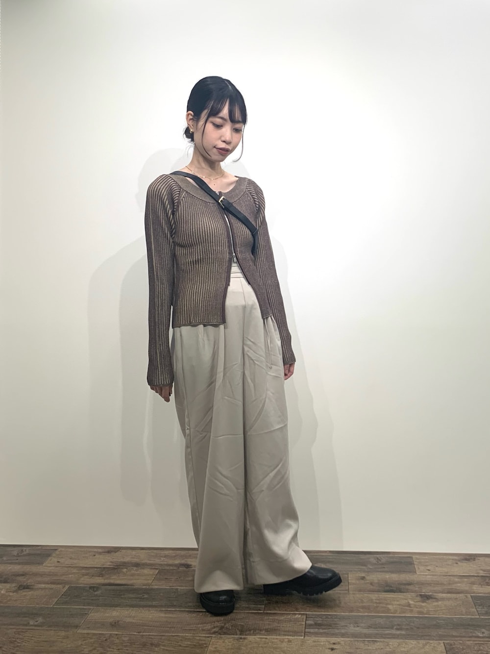 「センスオブプレイス、SENSEOFPLACE、ロデスコ、RODE SKO、着痩せ・細見え、ブラウン×ベージュ、骨格ウェーブ、イエベ春」｜「SENSE OF PLACE by URBAN RESEARCHのトラックソールサイドゴアブーツ（ブーツ、ブラック系）」を使った、mikiさん（レディース・155cm）の秋コーディネートの1枚目の写真