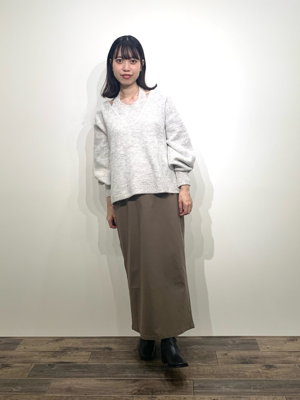 「センスオブプレイス、SENSEOFPLACE、骨格ウェーブ、イエベ春、Vネックニット、ホルターネック、タイトスカート」｜「SENSE OF PLACE by URBAN RESEARCHのホルターネックアンサンブルセーター（ニット/セーター、グレー系）」を使った、mikiさん（レディース・155cm）の秋コーディネートの1枚目の写真