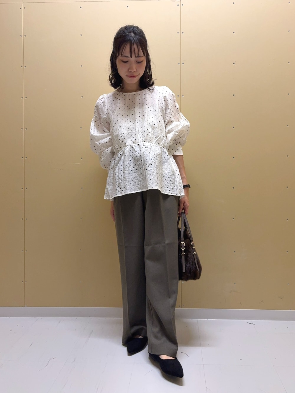 グリーン系のその他パンツ、ブラック系のバレエシューズ、ホワイト系のシャツ/ブラウスを着用したレディースの秋コーディネートの1枚目の写真