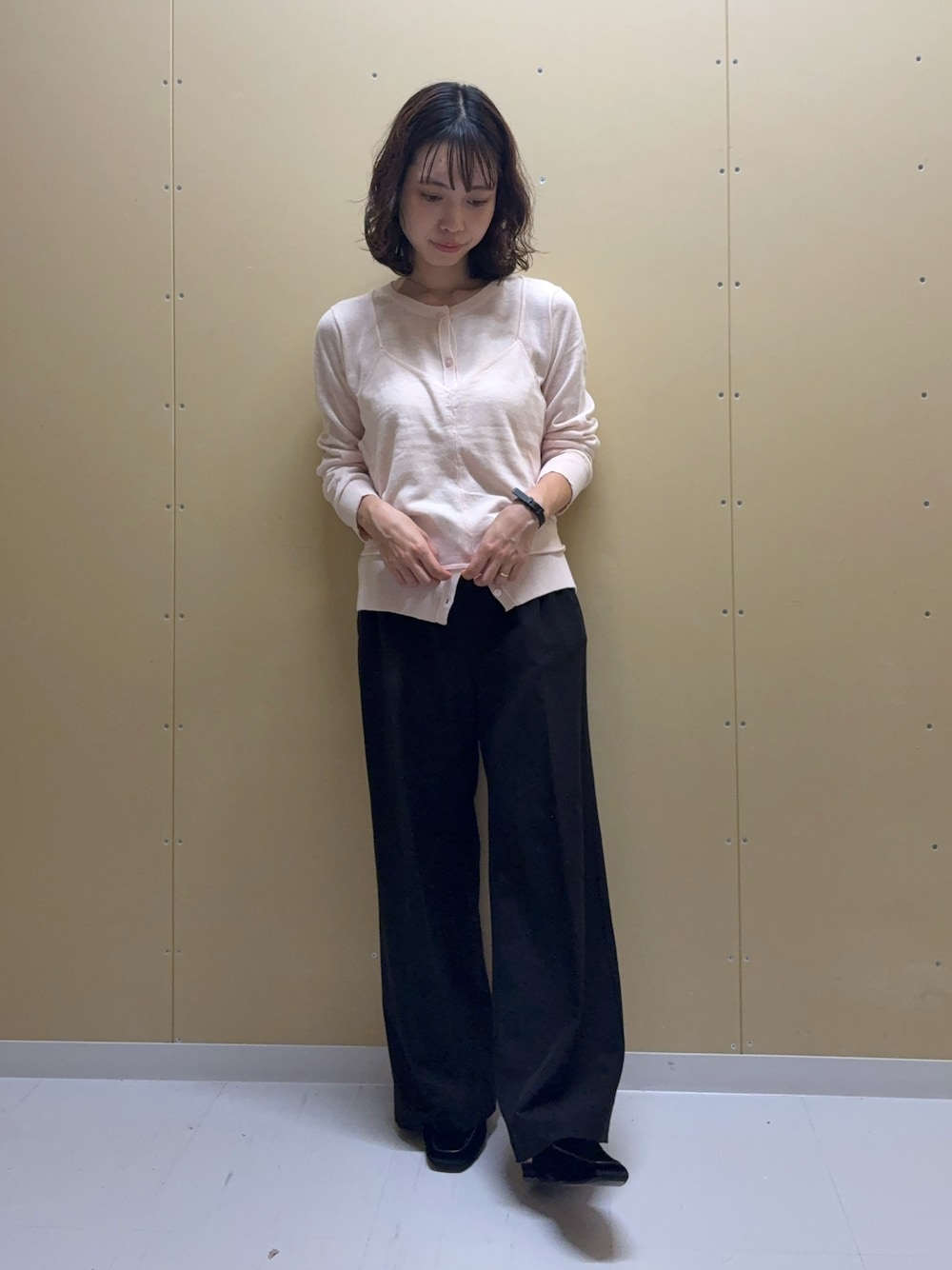 ブラック系のスラックス、ピンク系のカーディガン/ボレロ、ブラック系のその他シューズを着用したレディースの秋コーディネートの1枚目の写真
