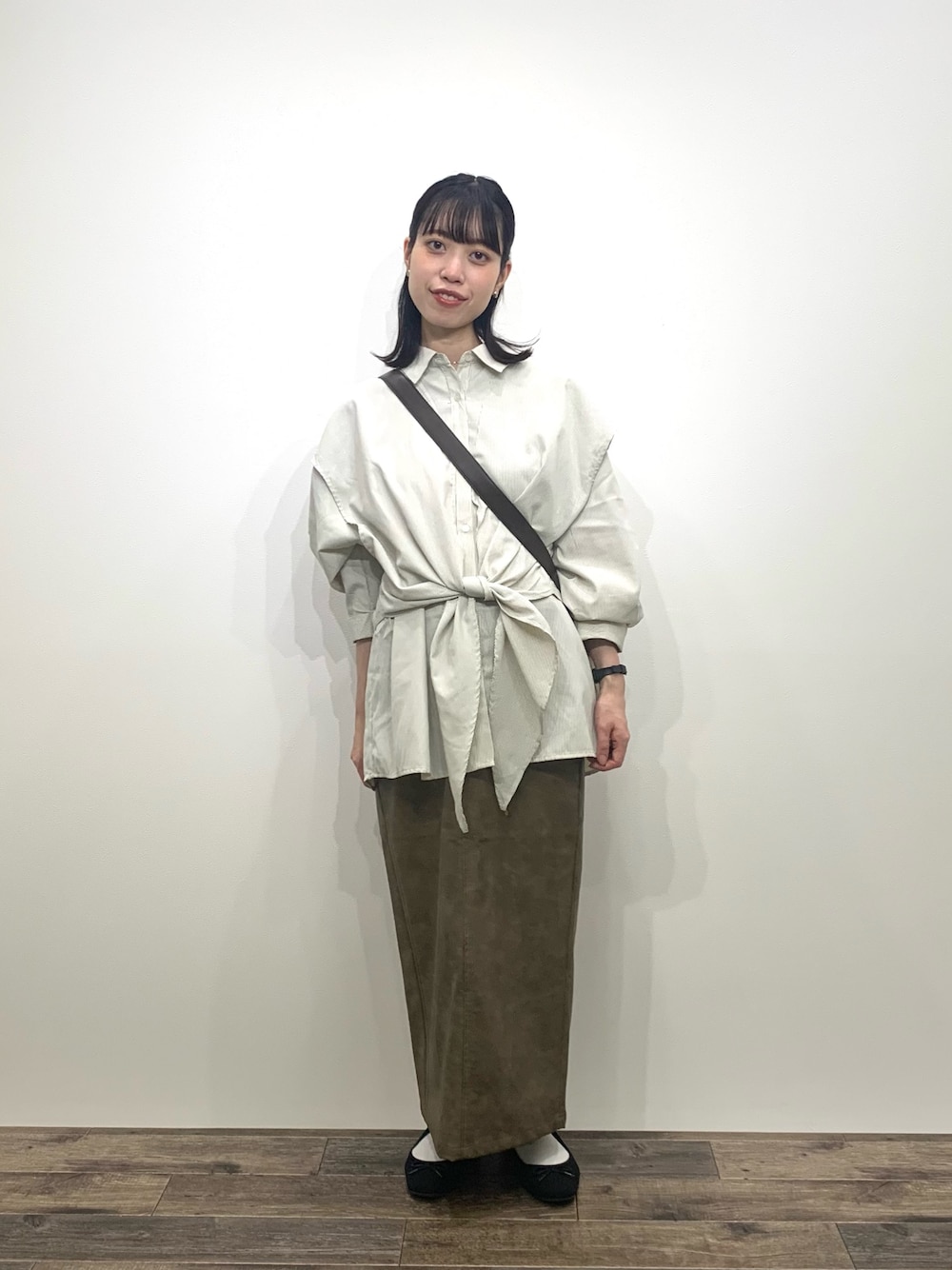 「センスオブプレイス、SENSEOFPLACE、ケービーエフ(KBF)、KBF、レイヤードシャツ、レザースカート、骨格ウェーブ、イエベ春、ロデスコ、RODE SKO」｜「KBFのレイヤードBIGシャツ（シャツ/ブラウス、ホワイト系）」を使った、mikiさん（レディース・155cm）の秋コーディネートの1枚目の写真