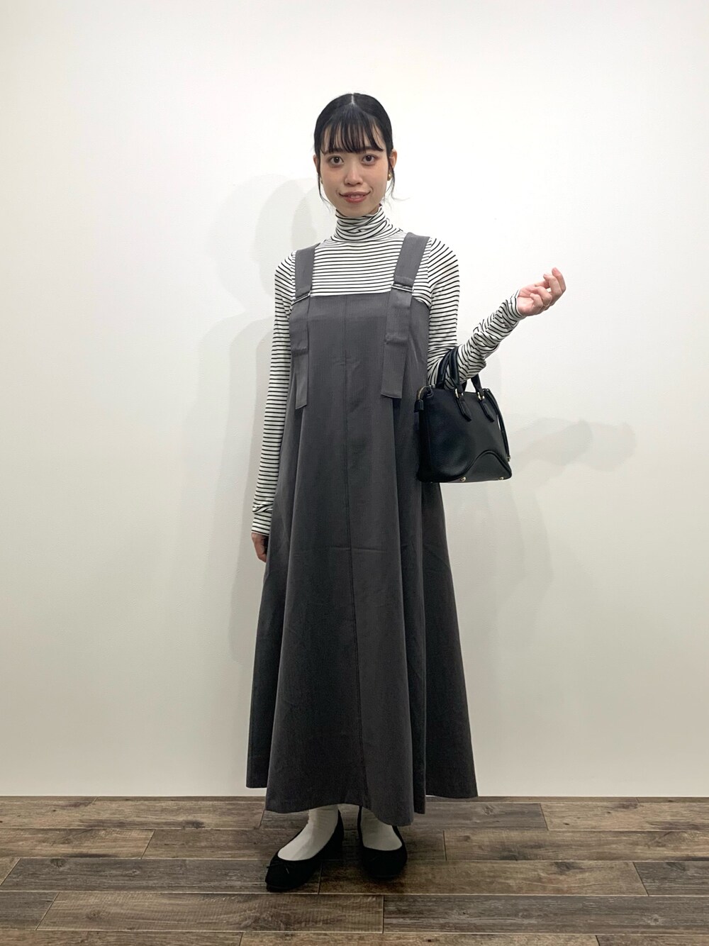 「センスオブプレイス、SENSEOFPLACE、ロデスコ、RODE SKO、骨格ウェーブ、イエベ春、ジャンパースカート」｜「SENSE OF PLACE by URBAN RESEARCHの2WAYジャンパースカート（ワンピース、グレー系）」を使った、mikiさん（レディース・155cm）の秋コーディネートの1枚目の写真