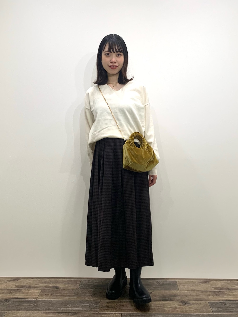 「センスオブプレイス、SENSEOFPLACE、骨格ウェーブ、イエベ春、Vネックニット、スカパン、サイドゴアブーツ、ベロアバッグ」｜「SENSE OF PLACE by URBAN RESEARCHのコットンタッチVネックセーター（ニット/セーター、ブラック系）」を使った、mikiさん（レディース・155cm）の秋コーディネートの1枚目の写真