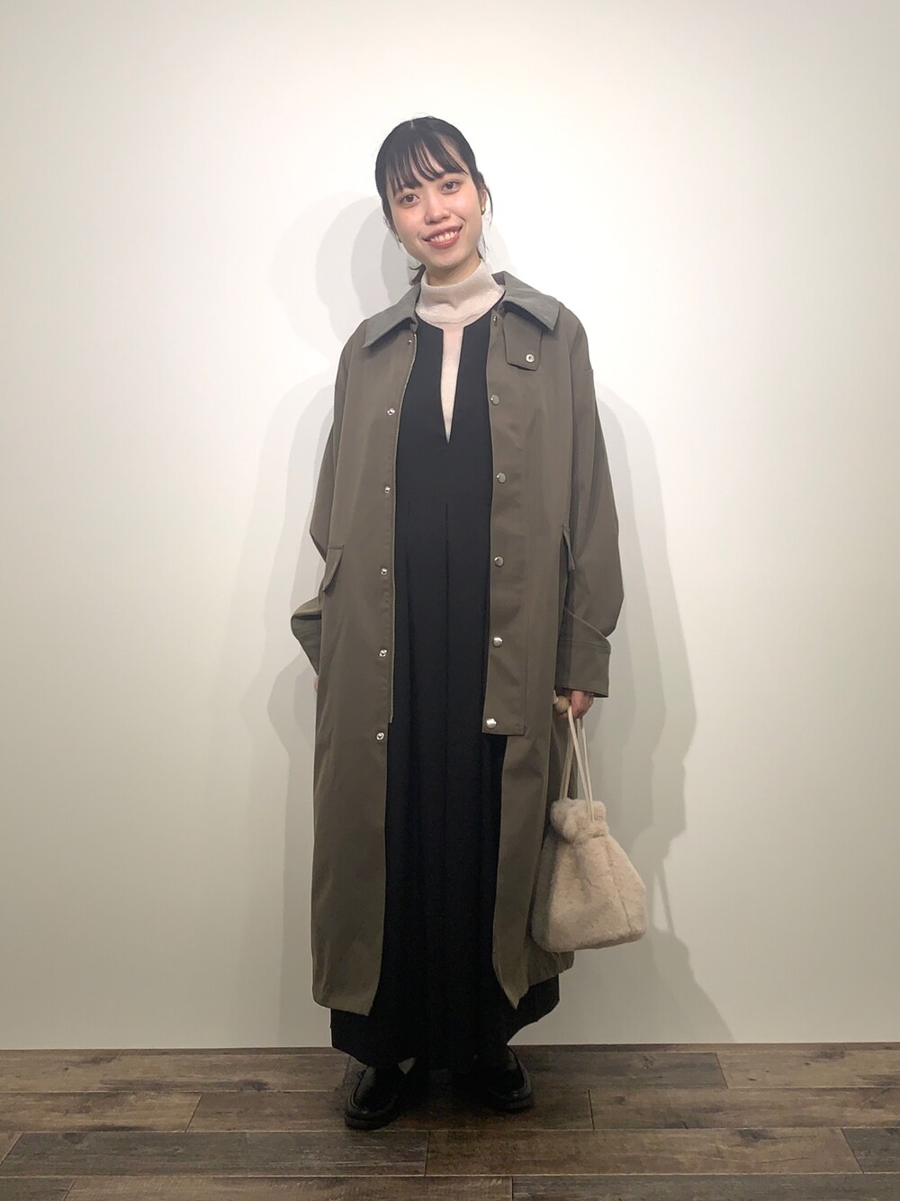 「センスオブプレイス、SENSEOFPLACE、ケービーエフ(KBF)、KBF、ロデスコ、RODE SKO、骨格ウェーブ、イエベ春、ロングコート、ジャンパースカート」｜「RODE SKOのウッドボールキンチャクファーバッグ（ショルダーバッグ、ホワイト系）」を使った、mikiさん（レディース・155cm）の秋コーディネートの1枚目の写真