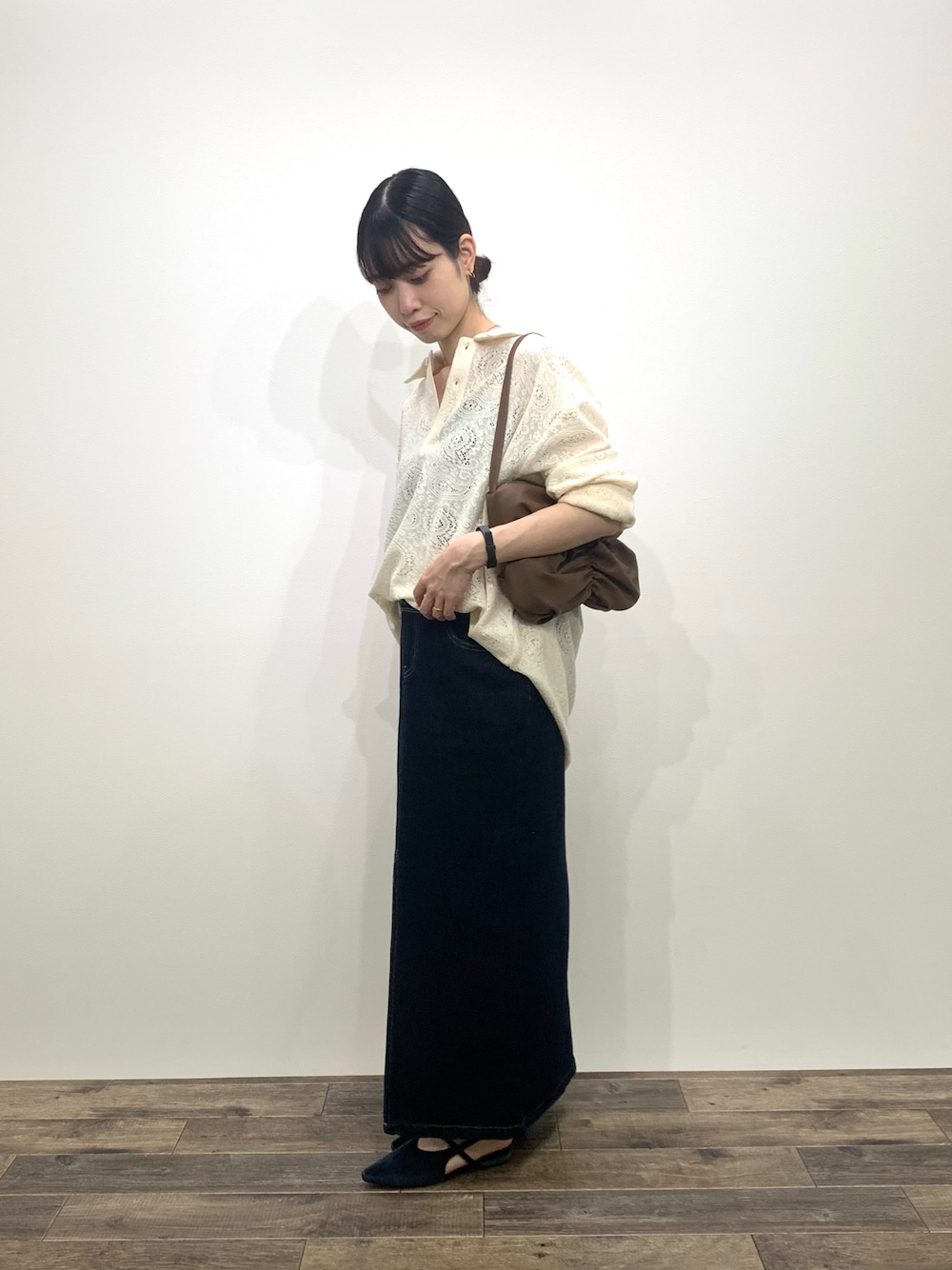 「センスオブプレイス、SENSEOFPLACE、RODE SKO、ロデスコ、骨格ウェーブ、イエベ春、ポロシャツ、デニムスカート」｜「SENSE OF PLACE by URBAN RESEARCHのシアーペイズリーポロシャツ（ポロシャツ、ホワイト系）」を使った、mikiさん（レディース・155cm）の秋コーディネートの1枚目の写真