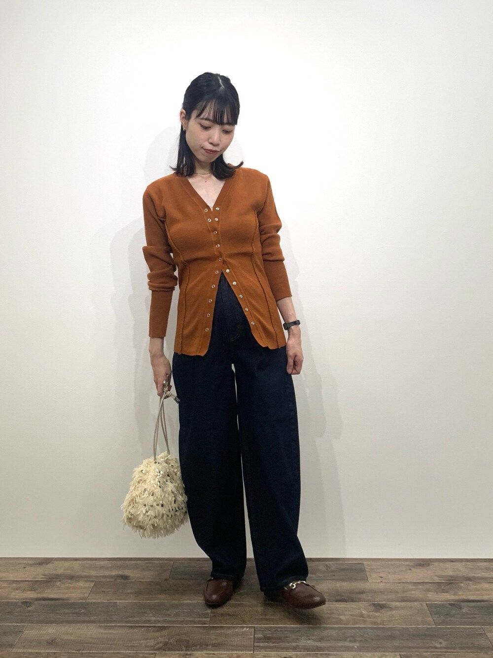 「センスオブプレイス、SENSEOFPLACE、ロデスコ、RODE SKO、カーブパンツ、デニムパンツ、カーディガン、骨格ウェーブ、イエベ春、秋カラー、スパンコールバッグ」｜「SENSE OF PLACE by URBAN RESEARCHのカーブデニム（デニムパンツ、ブルー系）」を使った、mikiさん（レディース・155cm）の秋コーディネートの1枚目の写真