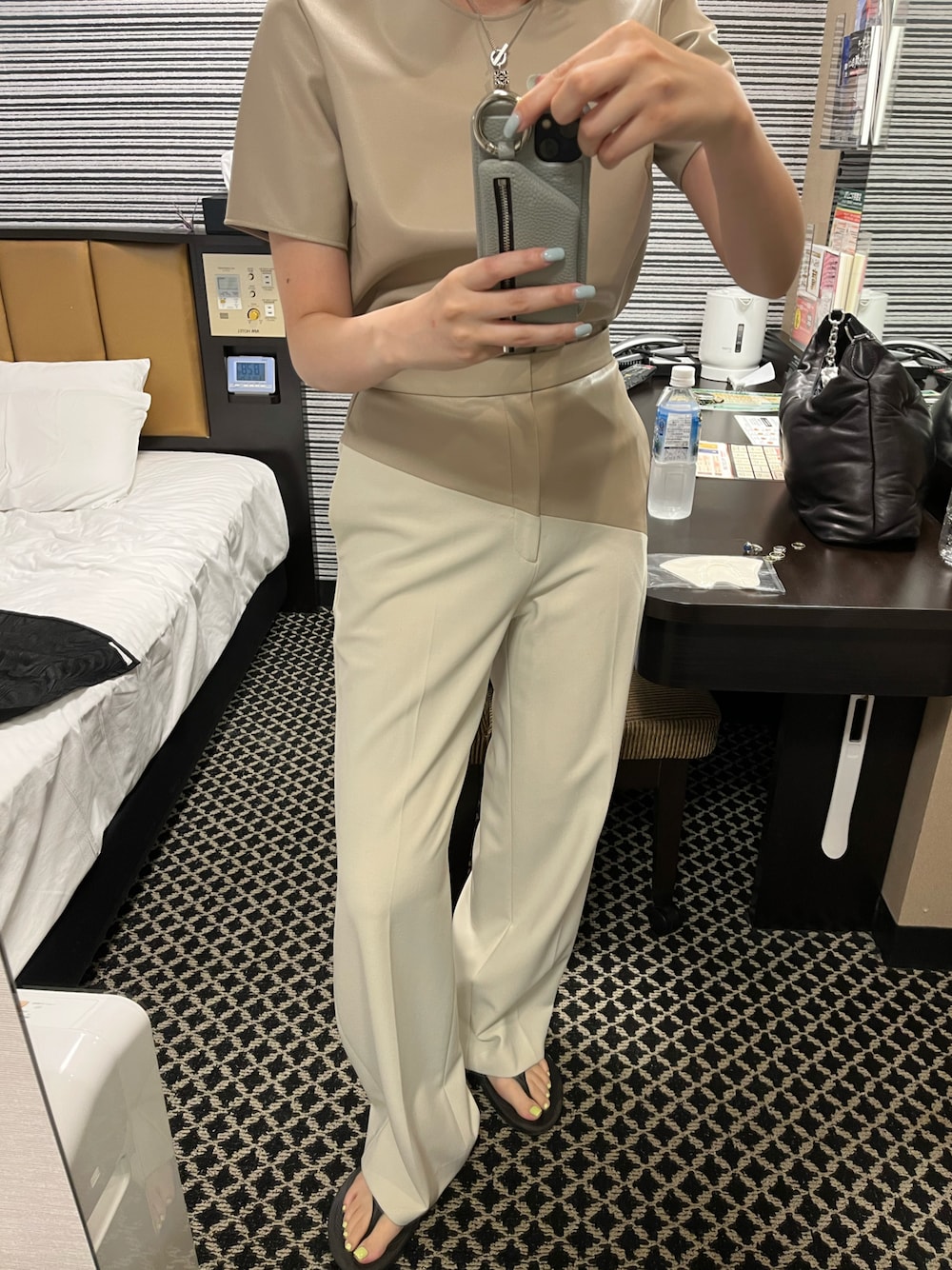 「ootd、シンプルコーデ、カジュアル、サンダル、休日スタイル」｜「beige，のアイテム（パンツ、ベージュ系）」を使った、kiy さん（レディース・162cm）の夏コーディネートの1枚目の写真