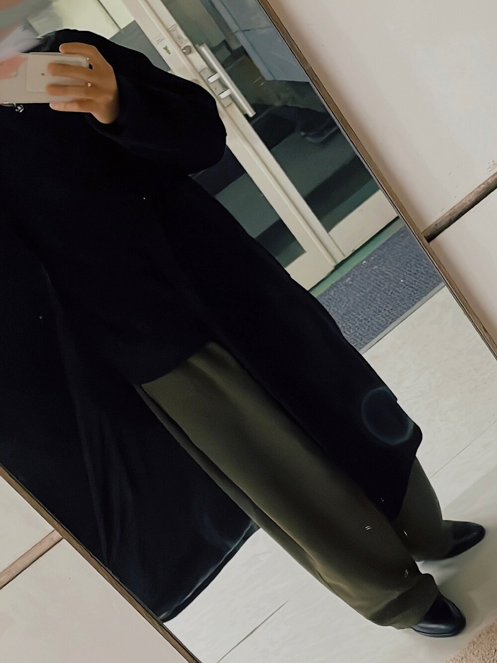 「未来のWEARISTAプロジェクト、シンプルコーデ、おしゃれさんと繋がりたい、秋冬コーデ、ロングコート、ヒールブーツ、サンローランパリ、UNIQLO、neez.、バルーンパンツ、きれいめカジュアル、ミリタリー、ブラックコーデ、大学生コーデ、福岡」｜「neez.のルーズベーシックバルーンパンツ（その他パンツ、ブラウン系）」を使った、もぐちゃんさん（メンズ・171cm）の秋コーディネートの1枚目の写真