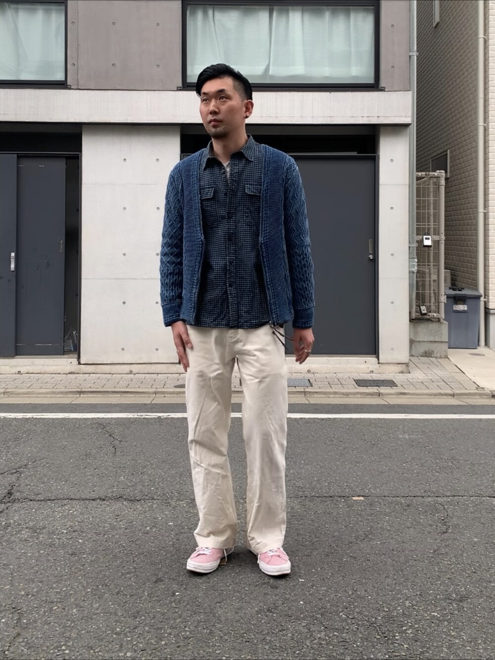 ピンク系のスニーカー、ホワイト系のチノパンツ、ブルー系のカーディガン/ボレロを着用したメンズの春コーディネートの1枚目の写真