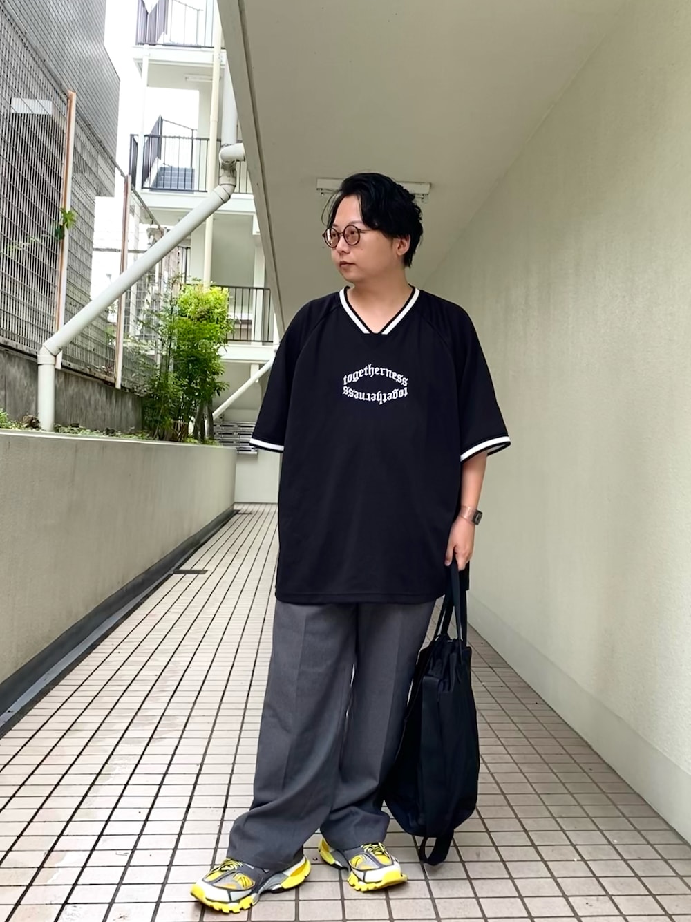 「メガネ男子、BALENCIAGA、ボリュームスニーカー、Track、シンプルコーデ、休日スタイル、ワイドパンツ、サングラス」｜「H&Mのアイテム（Tシャツ/カットソー、ブラック系）」を使った、mrkwさん（メンズ・165cm）の秋コーディネートの1枚目の写真