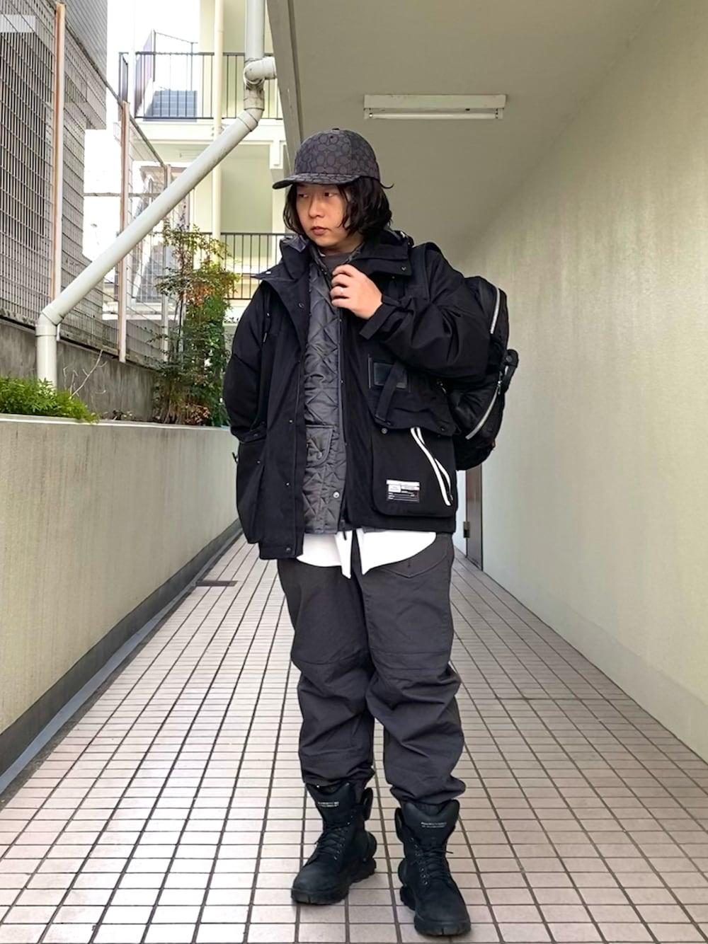 「レイヤードスタイル、休日スタイル、カーゴパンツ、ユニクロ、カジュアルコーデ、キャップ、ストリートコーデ、ワントーンコーデ、GUコーデ」｜「COACHのアイテム（キャップ、グレー系）」を使った、mrkwさん（メンズ・165cm）の春コーディネートの1枚目の写真