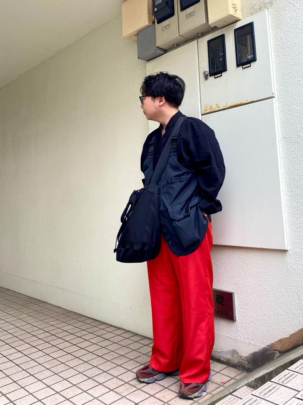 「GU、春コーデ、シンプル、メンズコーデ、スニーカー、休日コーデ、スニーカーコーデ、ベスト」｜「GUのアイテム（スラックス、レッド系）」を使った、mrkwさん（メンズ・165cm）の春コーディネートの1枚目の写真