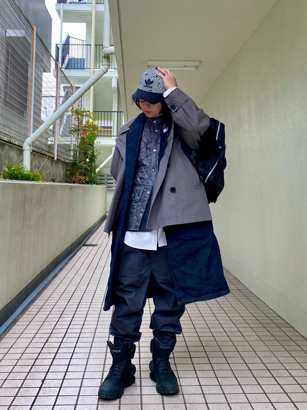 「ブーツ、休日スタイル、大人コーデ、キャップ、ストリート、低身長コーデ、UNIQLO、レイヤードスタイル」｜「FACTOTUMの【FACTOTUM】＜MBコラボ＞オーバーサイズドデニムコート/OVERSIZED COAT（デニムジャケット、ブルー系）」を使った、mrkwさん（メンズ・165cm）の冬コーディネートの1枚目の写真