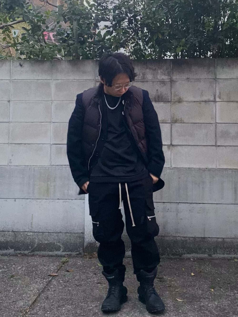 「休日スタイル、オトナカジュアル、ストリートMIX、モード、ブーツ」｜「MBのアイテム（ダウンベスト、ブラック系）」を使った、mrkwさん（メンズ・165cm）の冬コーディネートの1枚目の写真