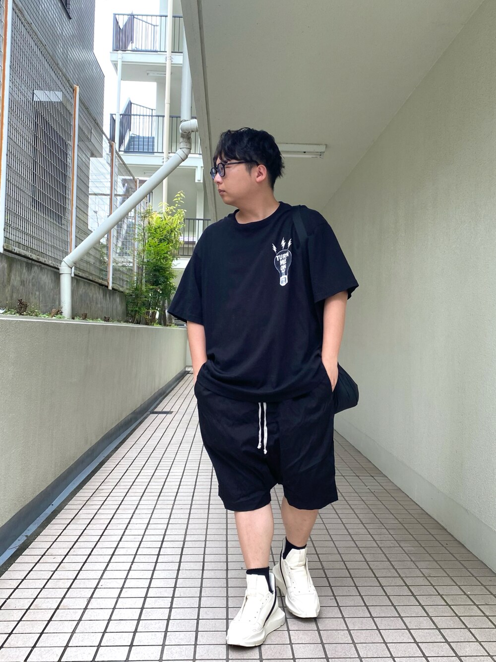 「モノトーン、RICK OWENS、夏コーデ、カジュアルコーデ、シンプルスタイル、メンズファッション、ブラック」｜「UNIQLOのアイテム（Tシャツ/カットソー、ブラック系）」を使った、mrkwさん（メンズ・165cm）の夏コーディネートの1枚目の写真
