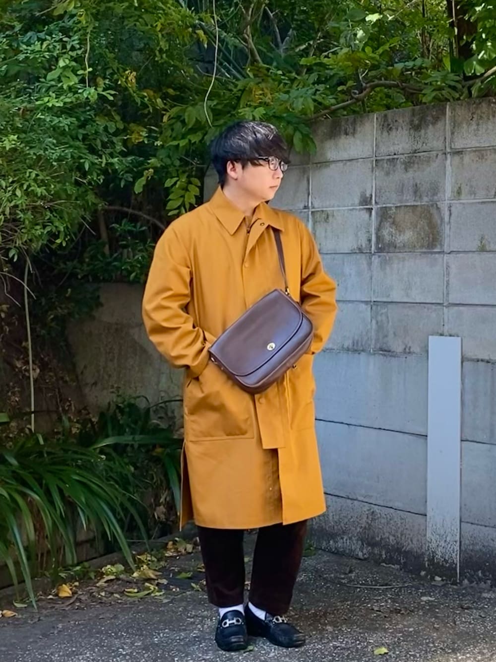 「ロングコート、カジュアル、COACH、UNIQLO、GU、メンズコーデ、きれいめ、冬コーデ、春カラー」｜「COACHのアイテム（ショルダーバッグ、ブラウン系）」を使った、mrkwさん（メンズ・165cm）の冬コーディネートの1枚目の写真