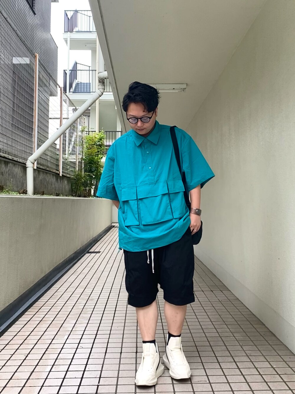 「シンプルコーデ、RICK OWENS、このスタイルがお気に入り、メンズコーデ、初夏コーデ、おしゃれさんと繋がりたい、大人コーデ、ストリート、スニーカー、半袖シャツ、ラフ」｜「H&Mのアイテム（ポロシャツ、ブルー系）」を使った、mrkwさん（メンズ・165cm）の夏コーディネートの1枚目の写真