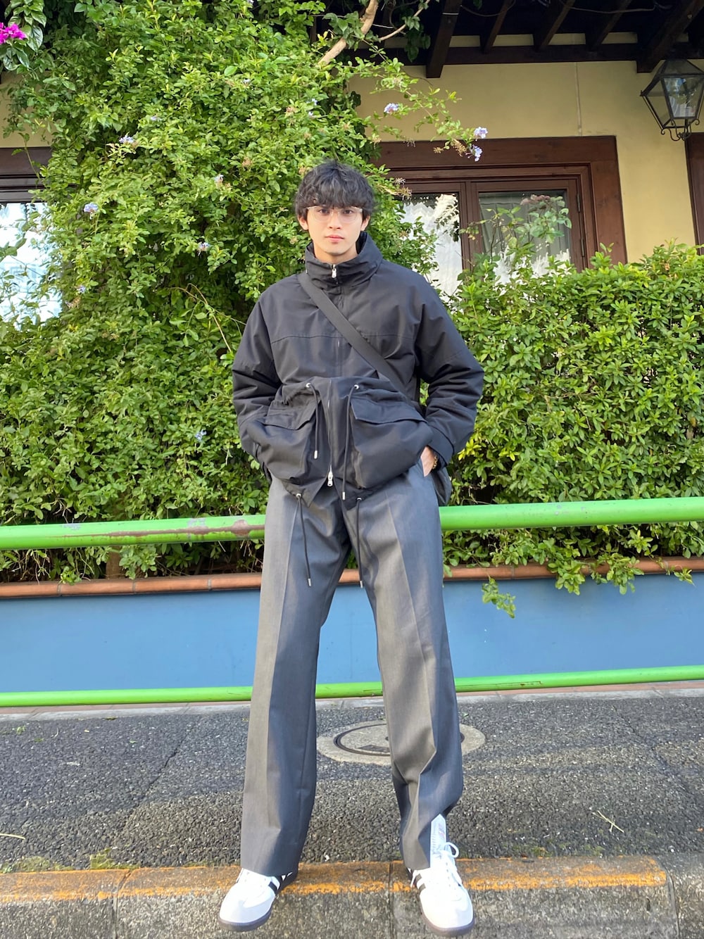 「ワントーンコーデ、adidas、samba、グレー、グレースラックス、メガネ男子、ギュパール、guepard、kiit、ダウンジャケット、テックウェア」｜「guepardのアイテム（メガネ、その他）」を使った、高崎凌さん（メンズ・178cm）の冬コーディネートの1枚目の写真