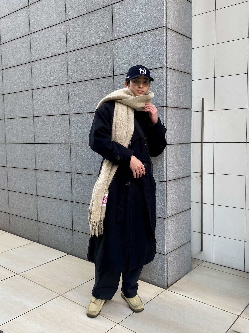 「ほめられ本命コーデ、休日コーデ、オトナカジュアル、ロングコート、スラックス、ブラックコーデ、キャップ、クラークス、ワラビー」｜「AIME LEON DOREのアイテム（キャップ、ブルー系）」を使った、高崎凌さん（メンズ・178cm）の冬コーディネートの1枚目の写真