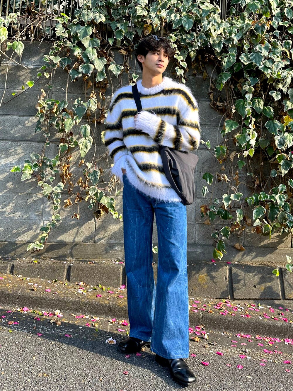 「フレアパンツ、デニムパンツ、ブーツ、モヘアニット、ショルダーバッグ、シンプルスタイル、ニットコーデ、ニット、フレアデニム、MARNI、UNIQLO、ボーダー、ボーダーニット、サイドゴアブーツ」｜「MARNIのアイテム（ニット/セーター、ホワイト系）」を使った、高崎凌さん（メンズ・178cm）の冬コーディネートの1枚目の写真