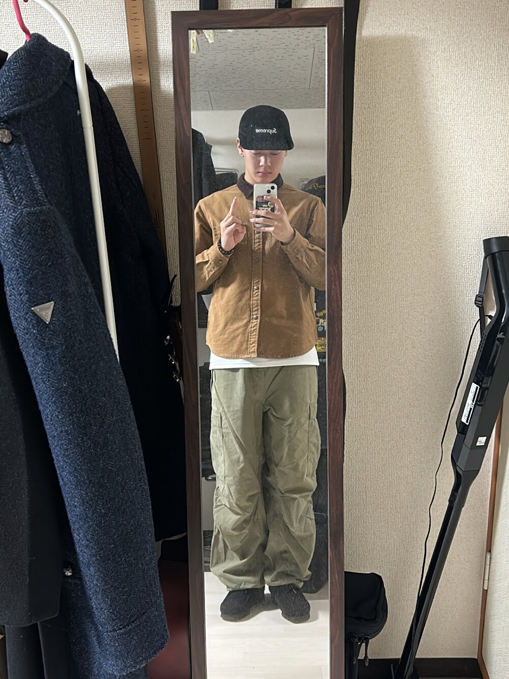 「my room」｜「Supreme のアイテム（キャップ、ブラック系）」を使った、Tさん（メンズ・185cm）の冬コーディネートの1枚目の写真