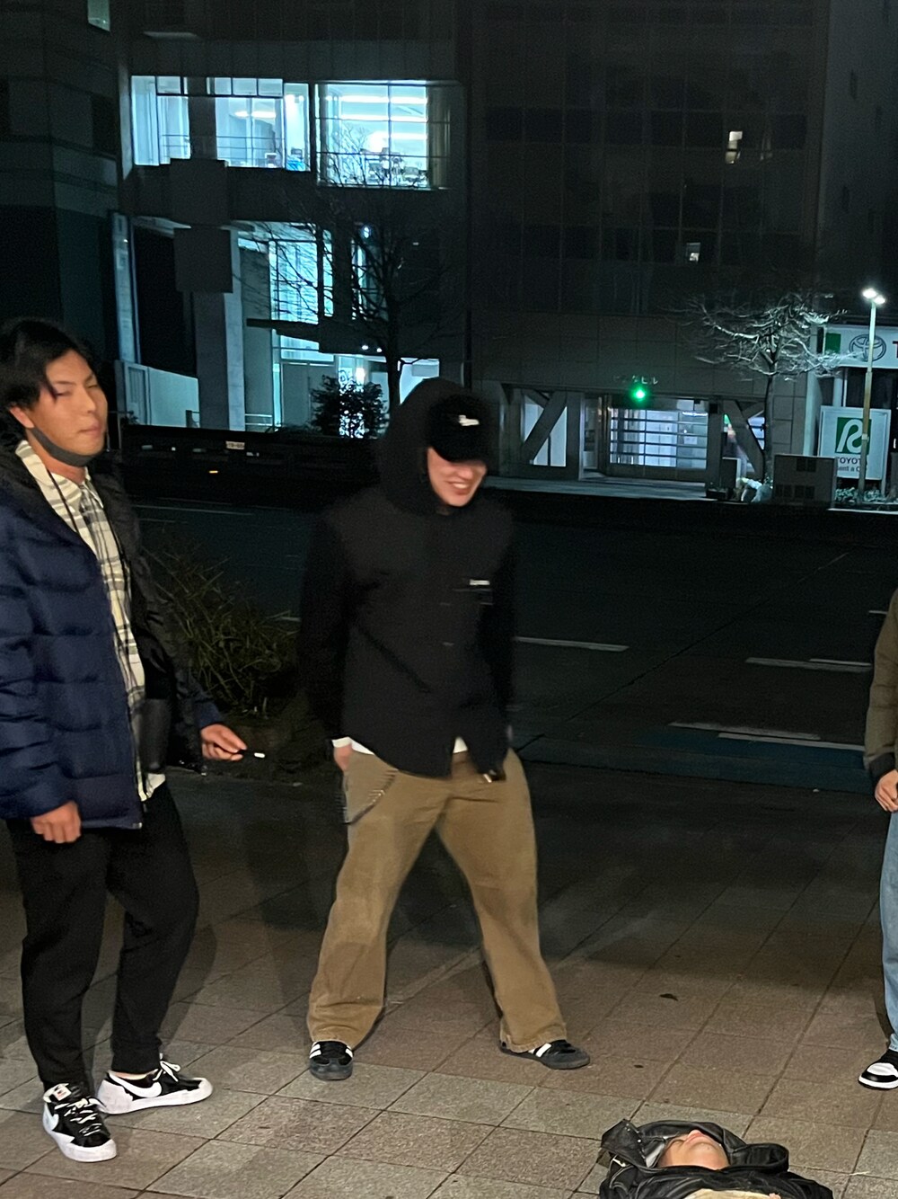 「2023」｜「Supreme のアイテム（ナイロンジャケット、ブラック系）」を使った、Tさん（メンズ・185cm）の冬コーディネートの1枚目の写真