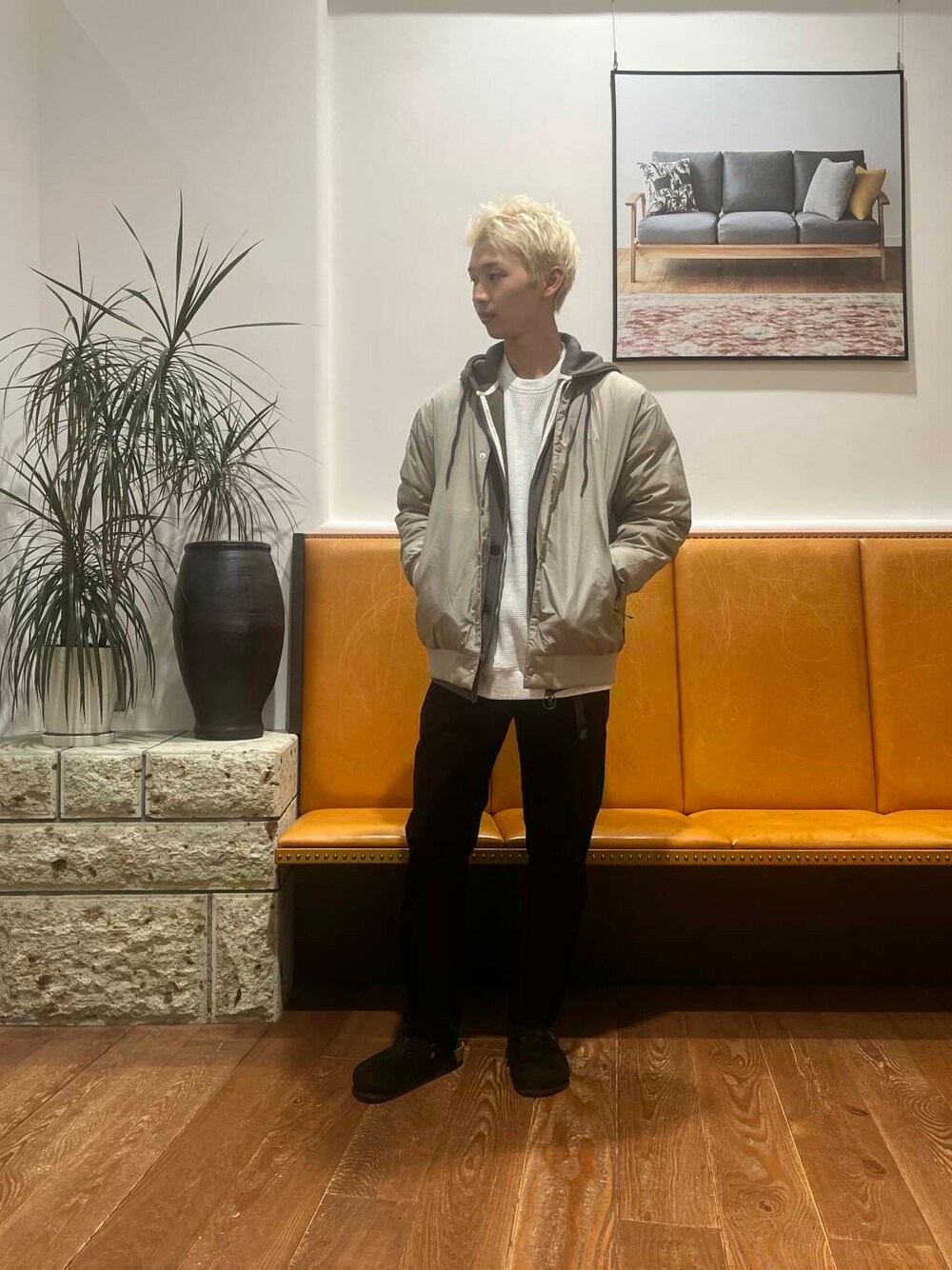 ブラック系のその他パンツ、ホワイト系のTシャツ/カットソー、グレー系のダウンジャケット/コートを着用したメンズの秋コーディネートの1枚目の写真