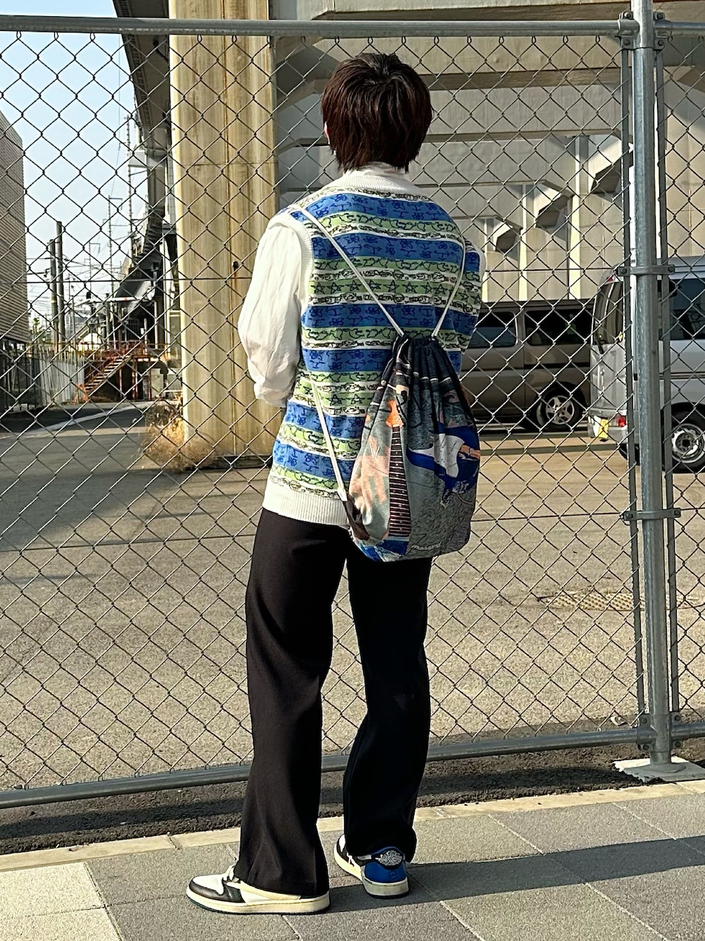 「ttt-msw、LECHOPPE、DAIRIKU、nike sb、travisscott、MAHAGRID」｜「DAIRIKUのアイテム（スラックス、ブラック系）」を使った、@3710blueさん（メンズ・162cm）の春コーディネートの1枚目の写真