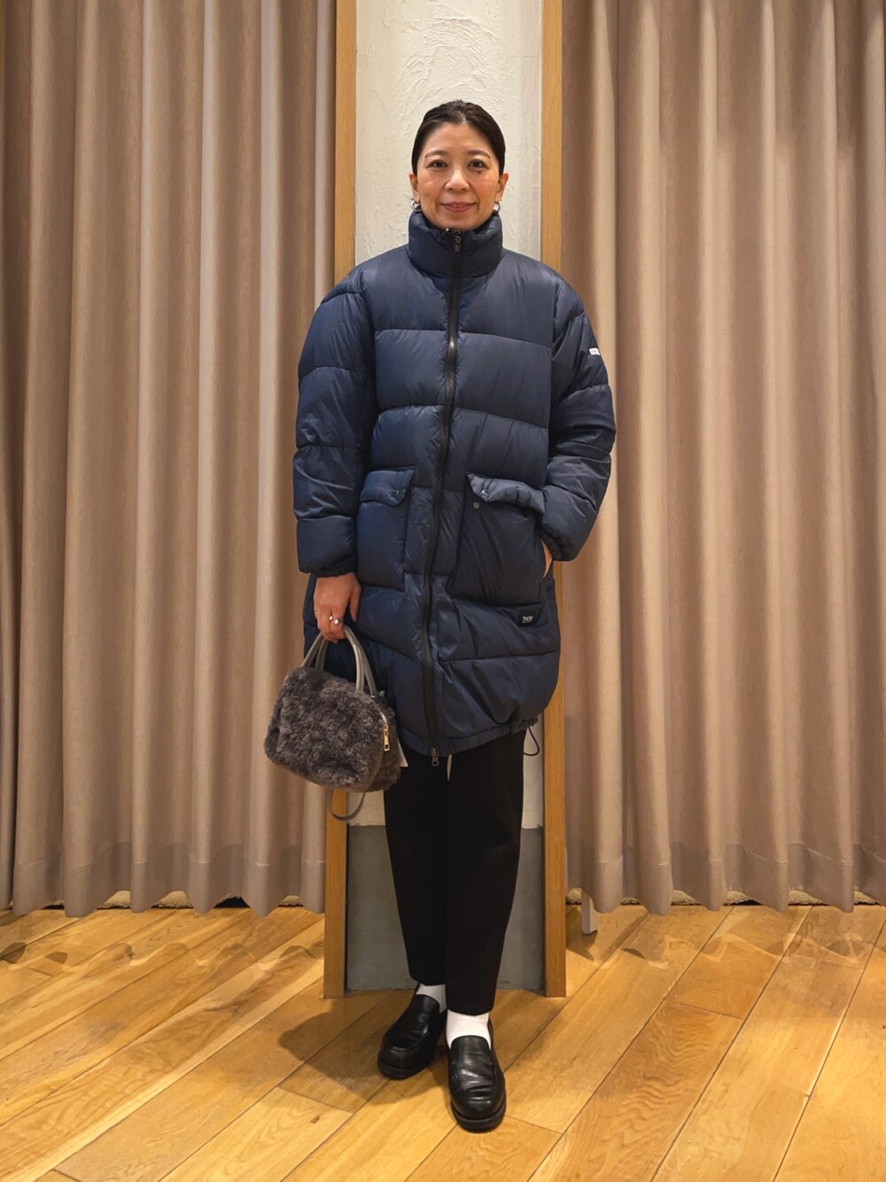 「TAION、ダウンジャケット、ダウンコート、ロングダウン、FREDY&GLOSTER、大人カジュアル、オトナ女子、オトナカジュアル、アウター、きれいめカジュアル」｜「fredy emueのステンレス中太C型ピアス（ピアス（両耳用）、シルバー系）」を使った、kobayashiさん（レディース・164cm）の冬コーディネートの1枚目の写真