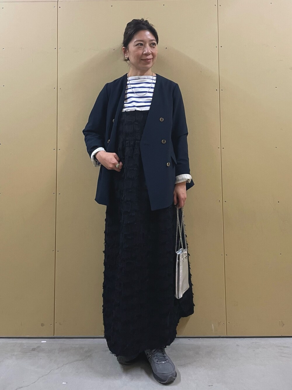 「ジャケット、ジャケットスタイル、ジャケットコーデ、キャミワンピ、キャミソールワンピ、ワンピース、ワンピースコーデ、大人カジュアル、大人コーデ、オトナ女子、フレディアンドグロスター、FREDY&GLOSTER、paldays、オトナカジュアル」｜「fredy emueの【オケージョン対応】フリンジキャミワンピース（ワンピース、ブラック系）」を使った、kobayashiさん（レディース・164cm）の冬コーディネートの1枚目の写真