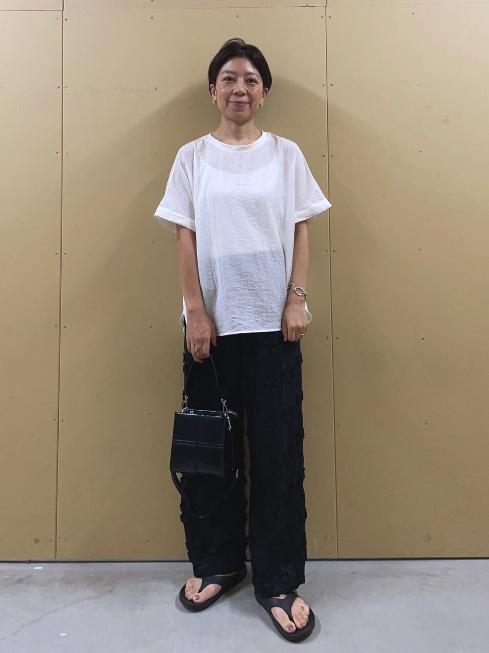 ブラック系のその他パンツ、ホワイト系のシャツ/ブラウス、ブラック系のショルダーバッグを着用したレディースの夏コーディネートの1枚目の写真