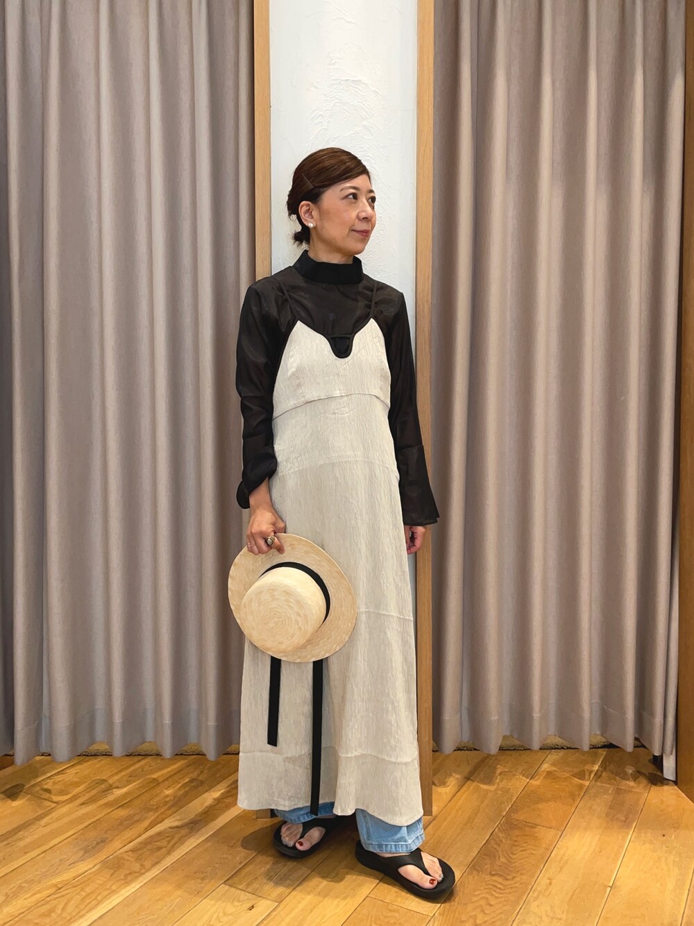 「キャミワンピ、ワンピース、ワンピーススタイル、オトナカジュアル、きれいめカジュアル、レイヤードスタイル、デニム、デニムパンツ、シアートップス、シア―ブラウス」｜「OOFOSの【OOFOS/ウーフォス】OOriginal（サンダル、ブラック系）」を使った、kobayashiさん（レディース・164cm）の夏コーディネートの1枚目の写真