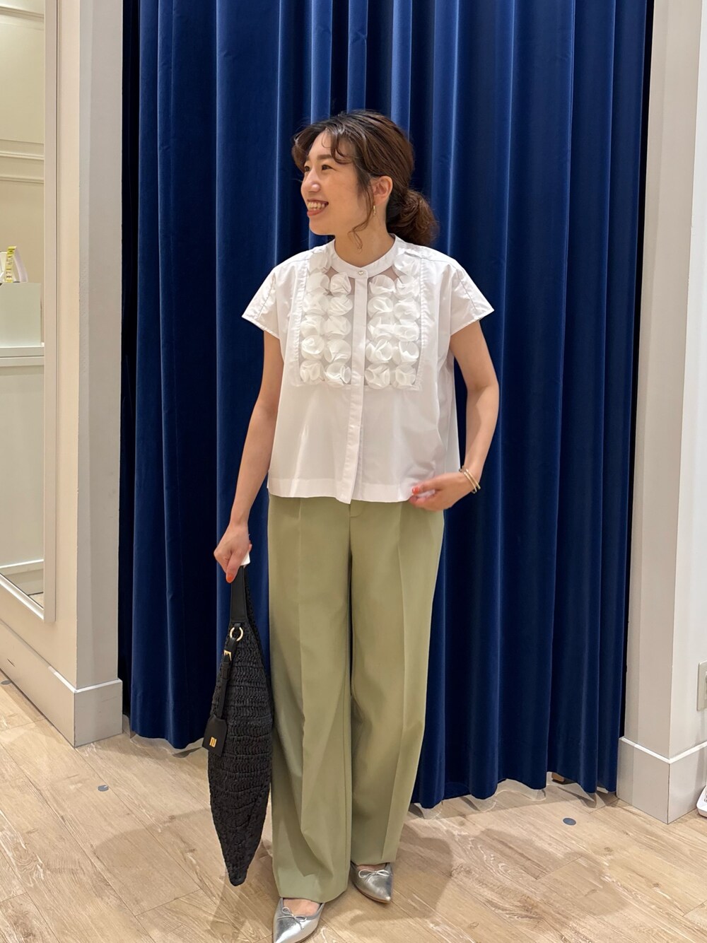 「ブラウス、ブラウスコーデ、フラワーモチーフ、パンツスタイル、ワイドパンツ、きれいめカジュアル、キレイめ、シンプルコーデ、大人カジュアル、大人女子、大人かわいい、カラーパンツ、休日スタイル」｜「NOLLEY’Sの【PR林☆別注カラーあり】ウォッシャブルツイルストレッチ愛されワイドパンツ（その他パンツ、グリーン系）」を使った、nol  komatsubaraさん（レディース・159cm）の春コーディネートの1枚目の写真