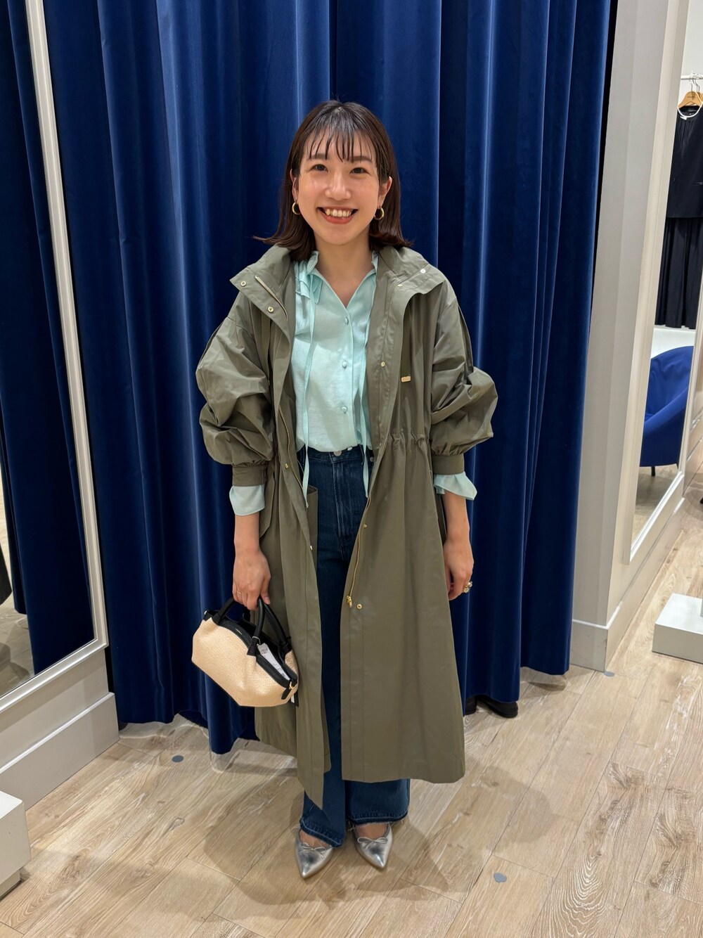 「春、春アウター、アウター、フードコート、ブラウス、ブラウス×デニム、デニム、シンプルコーデ、休日スタイル、お出かけコーデ、きれいめカジュアル、大人女子、大人可愛い」｜「Rie Millerの【RM denim】スリットフレアハイウエストデニム（デニムパンツ、ブルー系）」を使った、nol  komatsubaraさん（レディース・159cm）の冬コーディネートの1枚目の写真