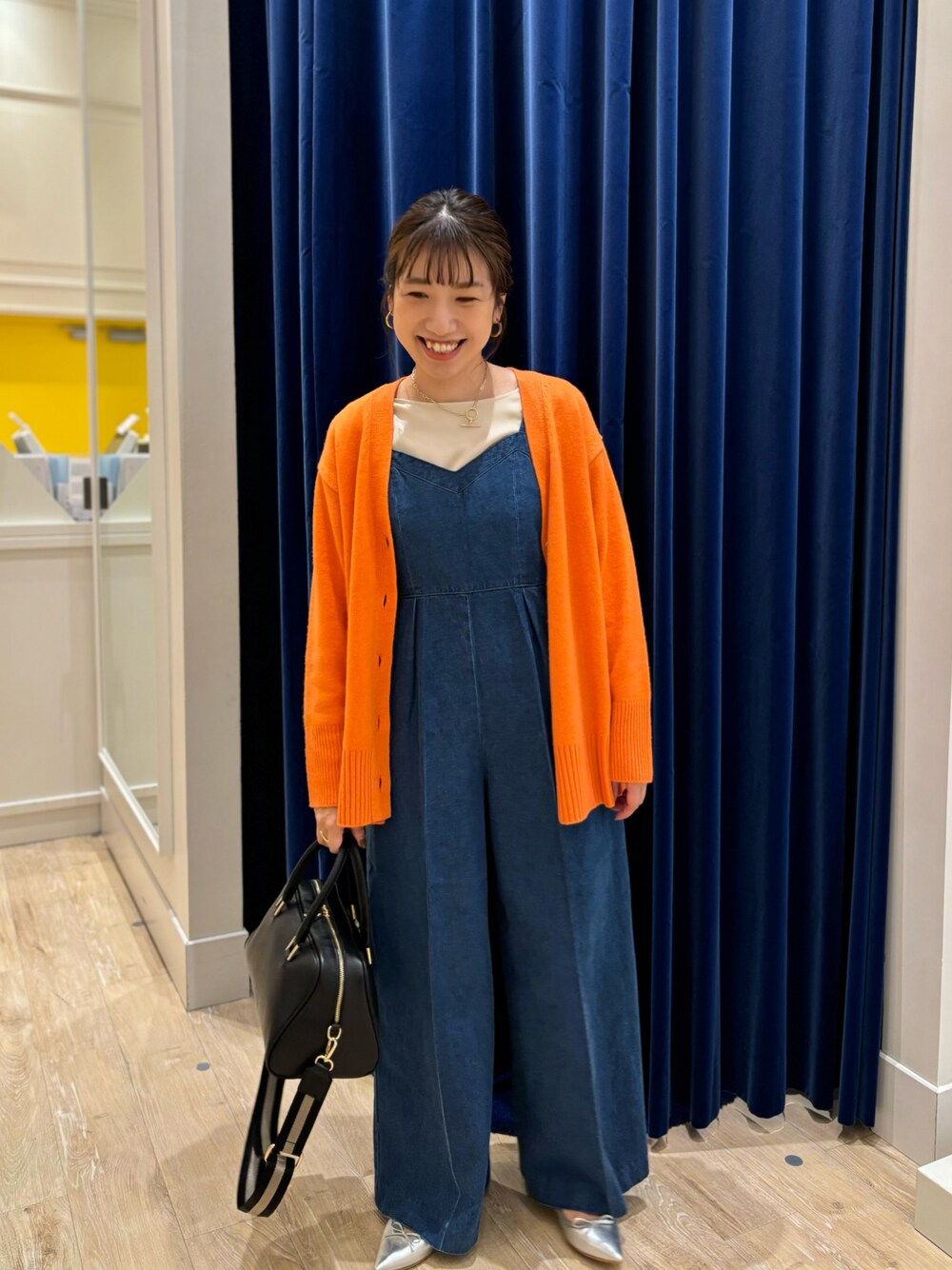 「シンプルコーデ、カーディガン、カラーニット、デニム、オールインワン、サテン、きれいめカジュアル、大人カジュアル、ラクチンコーデ、休日スタイル、お出かけコーデ、黒バッグ」｜「NOLLEY’Sのカシミヤ混MUSICゆったりVネックカーディガン 24AW（カーディガン/ボレロ、オレンジ系）」を使った、nol  komatsubaraさん（レディース・159cm）の秋コーディネートの1枚目の写真