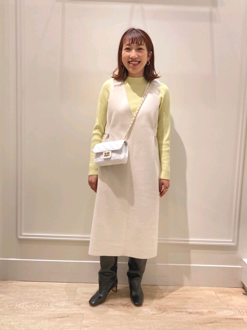 「冬コーデ、ジャンパースカート、白ワンピ、リブニット、カラーニット、ロングブーツ、チェーンバッグ、キルティングバッグ、お出かけコーデ、オンオフ兼用、シンプルコーデ、大人かわいい、休日スタイル、大人コーデ、ワンピース」｜「NOLLEY’Sの圧縮ジャージジャンパースカート（ワンピース、ホワイト系）」を使った、nol  komatsubaraさん（レディース・159cm）の冬コーディネートの1枚目の写真