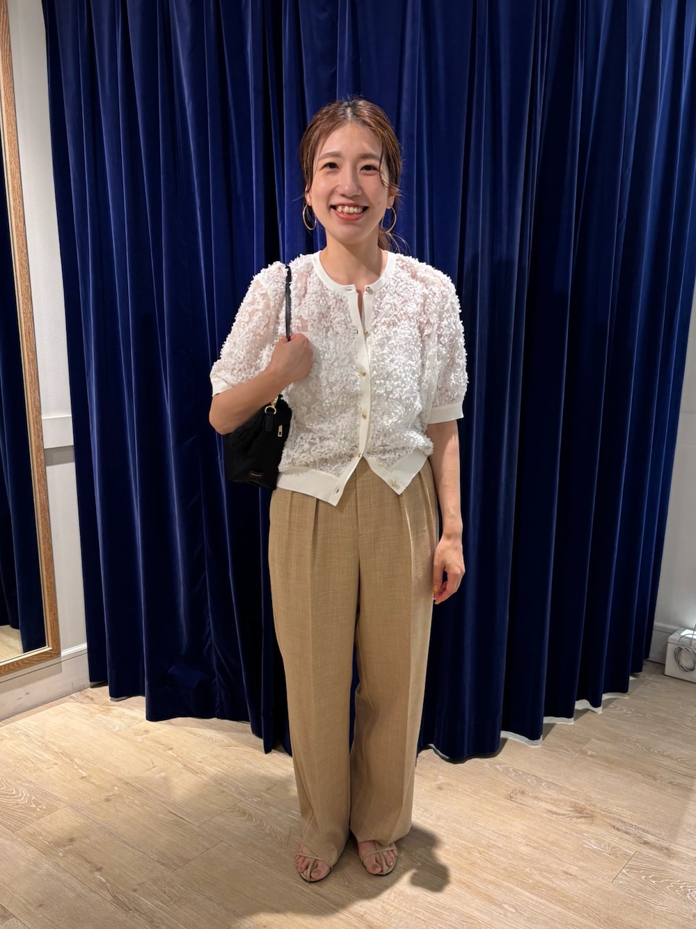 ホワイト系のカーディガン/ボレロ、ベージュ系のその他パンツ、ブラック系のショルダーバッグを着用したレディースの夏コーディネートの1枚目の写真