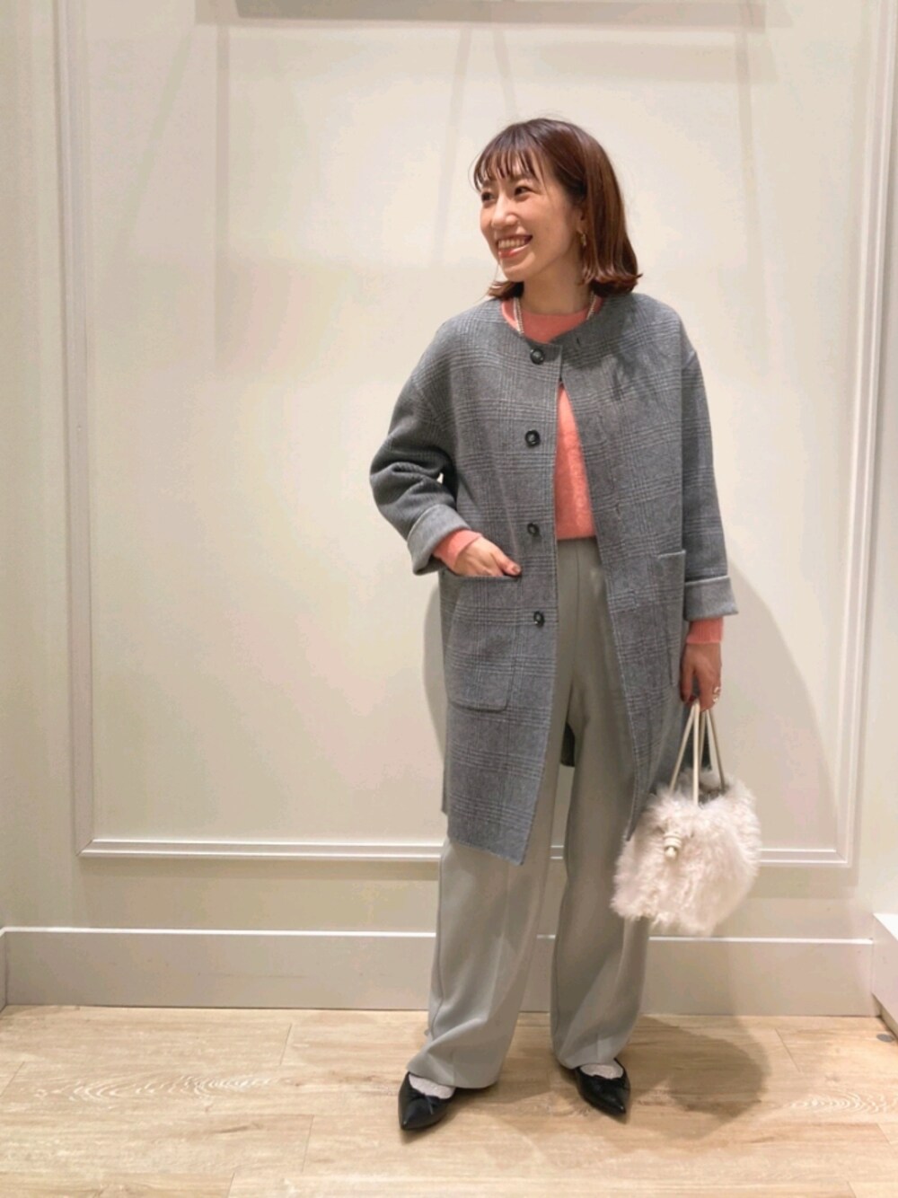 「オトナカジュアル、キレイめカジュアル、コート、リバーシブル、チェック、グレー、カラーニット、ニット、ワイドパンツ、パンツスタイル、ポインテッドトゥ、ニットコーデ、オトナ女子、グレー×ピンク、休日スタイル」｜「NOLLEY’Sのリバーシブルハーフコート（ノーカラーコート、グレー系）」を使った、nol  komatsubaraさん（レディース・159cm）の秋コーディネートの1枚目の写真
