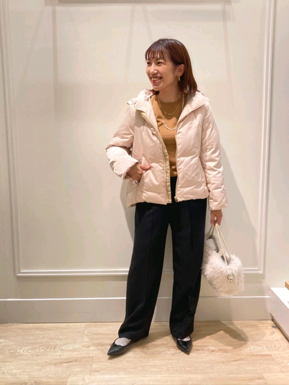 「シンプルスタイル、お出かけコーデ、大人女子、きれいめカジュアル、ダウン、パンツスタイル、ワイドパンツ、アウターコーデ、ショートコート、グレー×ピンク、バレエシューズ、薄手ニット、キャメル、黒パンツ、着回しコーデ」｜「NOLLEY’SのNOLLEY’Sダウン（ダウンジャケット/コート、ピンク系）」を使った、nol  komatsubaraさん（レディース・159cm）の秋コーディネートの1枚目の写真