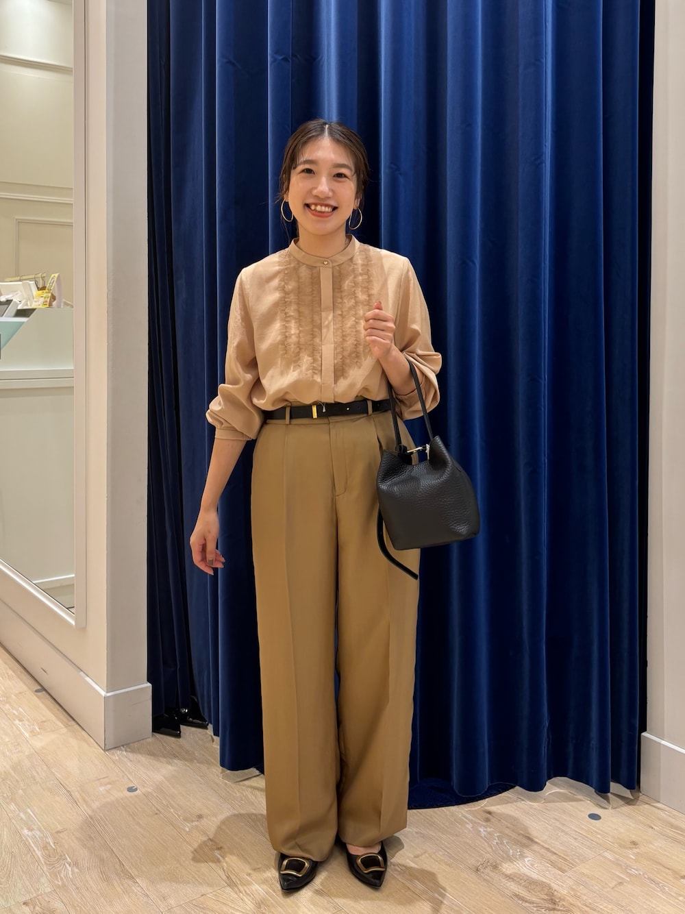 イエロー系のシャツ/ブラウス、イエロー系のその他パンツ、ブラック系のショルダーバッグを着用したレディースの秋コーディネートの1枚目の写真