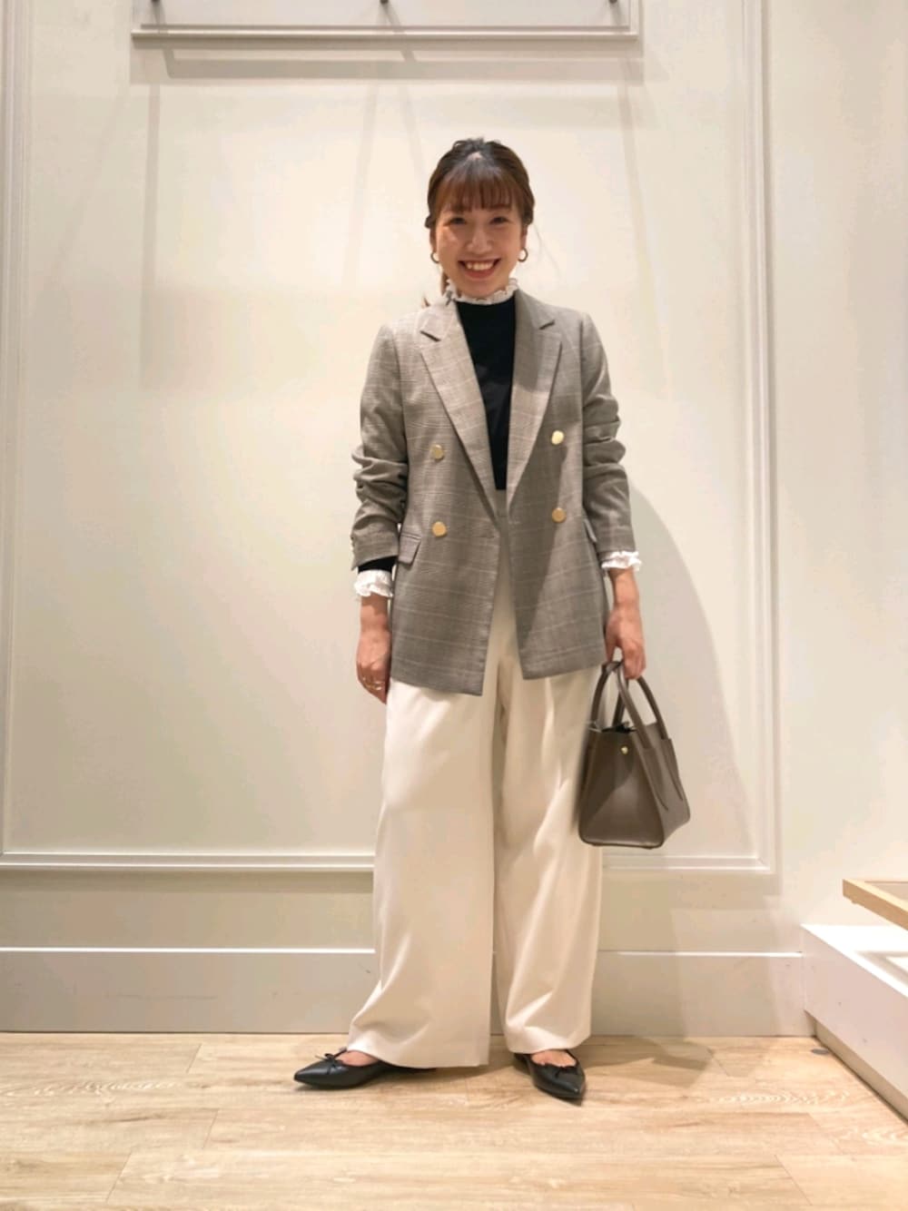 「オトナ女子、秋コーデ、シンプルスタイル、ジャケット、ジャケットスタイル、チェック、パンツスタイル、フリル、フリルトップス、キレイめ、オフィスカジュアル、オンオフ兼用、白パンツ、ワイドパンツ、ポインテッドトゥ」｜「NOLLEY’Sのポインテッドトゥバレエシューズ（パンプス、ブラック系）」を使った、nol  komatsubaraさん（レディース・159cm）の秋コーディネートの1枚目の写真