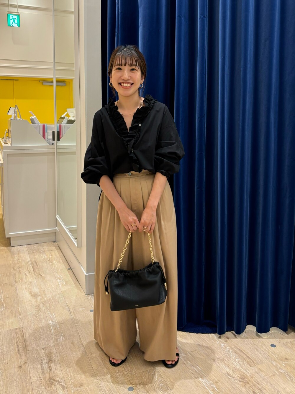 イエロー系のその他パンツ、ブラック系のショルダーバッグ、ブラック系のサンダルを着用したレディースの夏コーディネートの1枚目の写真