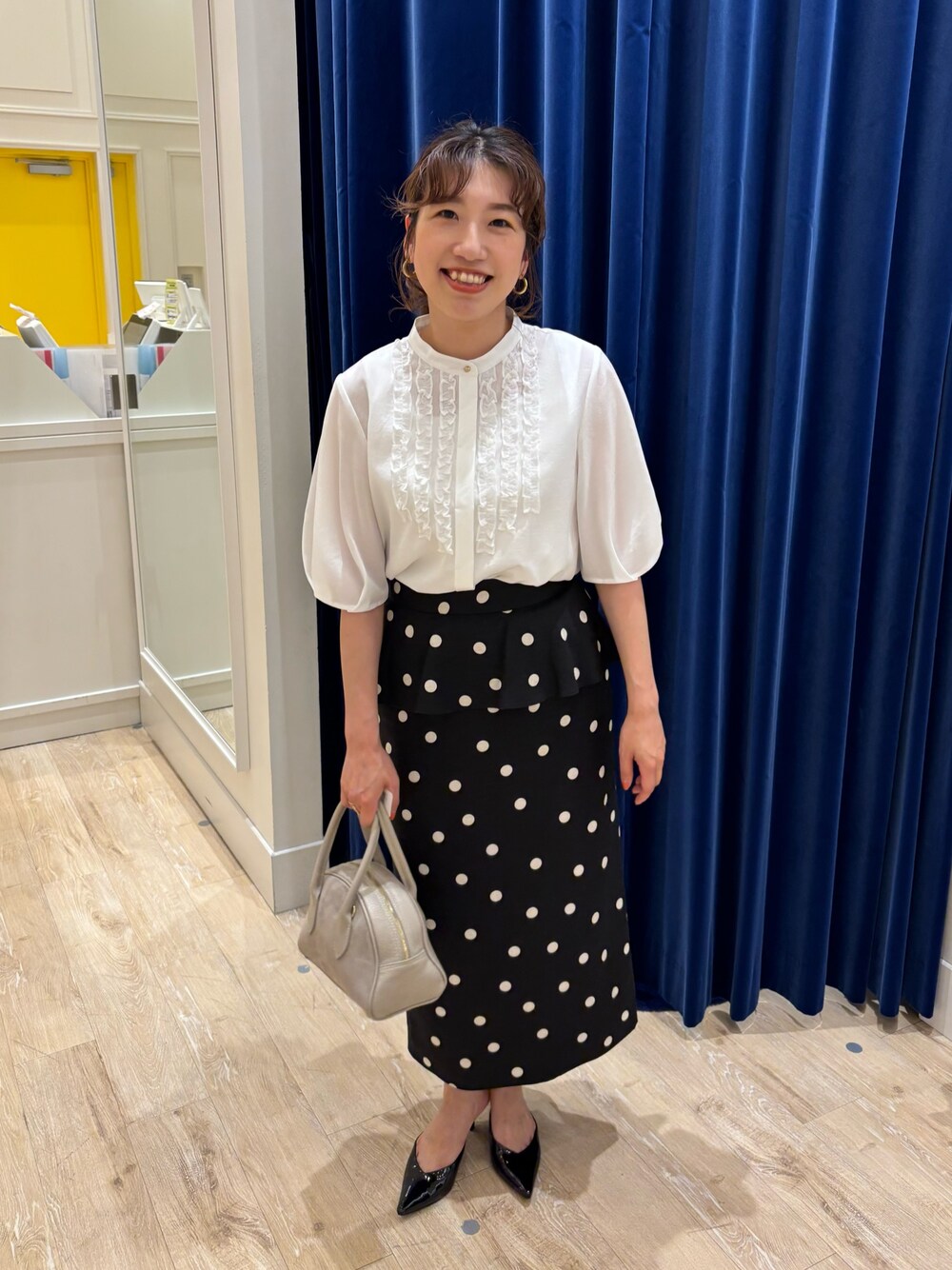 「ブラウス、スカート、スカートスタイル、タイトスカート、ドット、フリル、モノトーン、シンプルコーデ、大人コーデ、大人女子、大人かわいい、春夏コーデ、キレイめ、お出かけコーデ、オンオフ兼用」｜「NOLLEY’Sの前フリルブラウス（シャツ/ブラウス、ホワイト系）」を使った、nol  komatsubaraさん（レディース・159cm）の春コーディネートの1枚目の写真