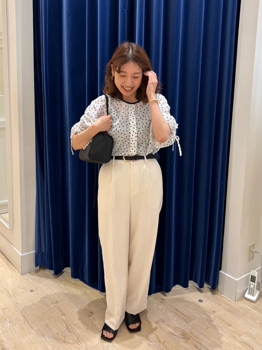 「ブラウス、ドット、パンツスタイル、ワイドパンツ、モノトーン、夏コーデ、オトナ女子、大人コーデ、大人かわいい、きれいめカジュアル、キレイめ、オンオフ兼用、白パンツ、シンプルスタイル」｜「NOLLEY’Sのポコポコサッカー2WAYブラウス（シャツ/ブラウス、ホワイト系）」を使った、nol  komatsubaraさん（レディース・159cm）の夏コーディネートの1枚目の写真