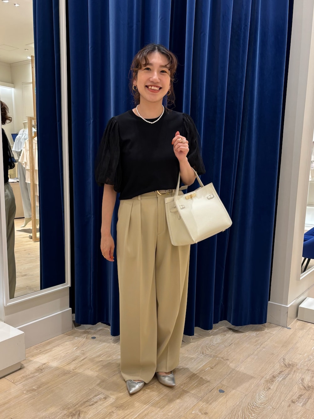 「ワイドパンツ、パンツスタイル、ニット、サマーニット、パフスリーブ、袖チュール、シンプルコーデ、きれいめカジュアル、キレイめ、大人女子、大人かわいい、お出かけコーデ、オンオフ兼用」｜「NOLLEY’S Sophiの《手洗い可能》袖チュールプルオーバーニット（ニット/セーター、ブラック系）」を使った、nol  komatsubaraさん（レディース・159cm）の春コーディネートの1枚目の写真