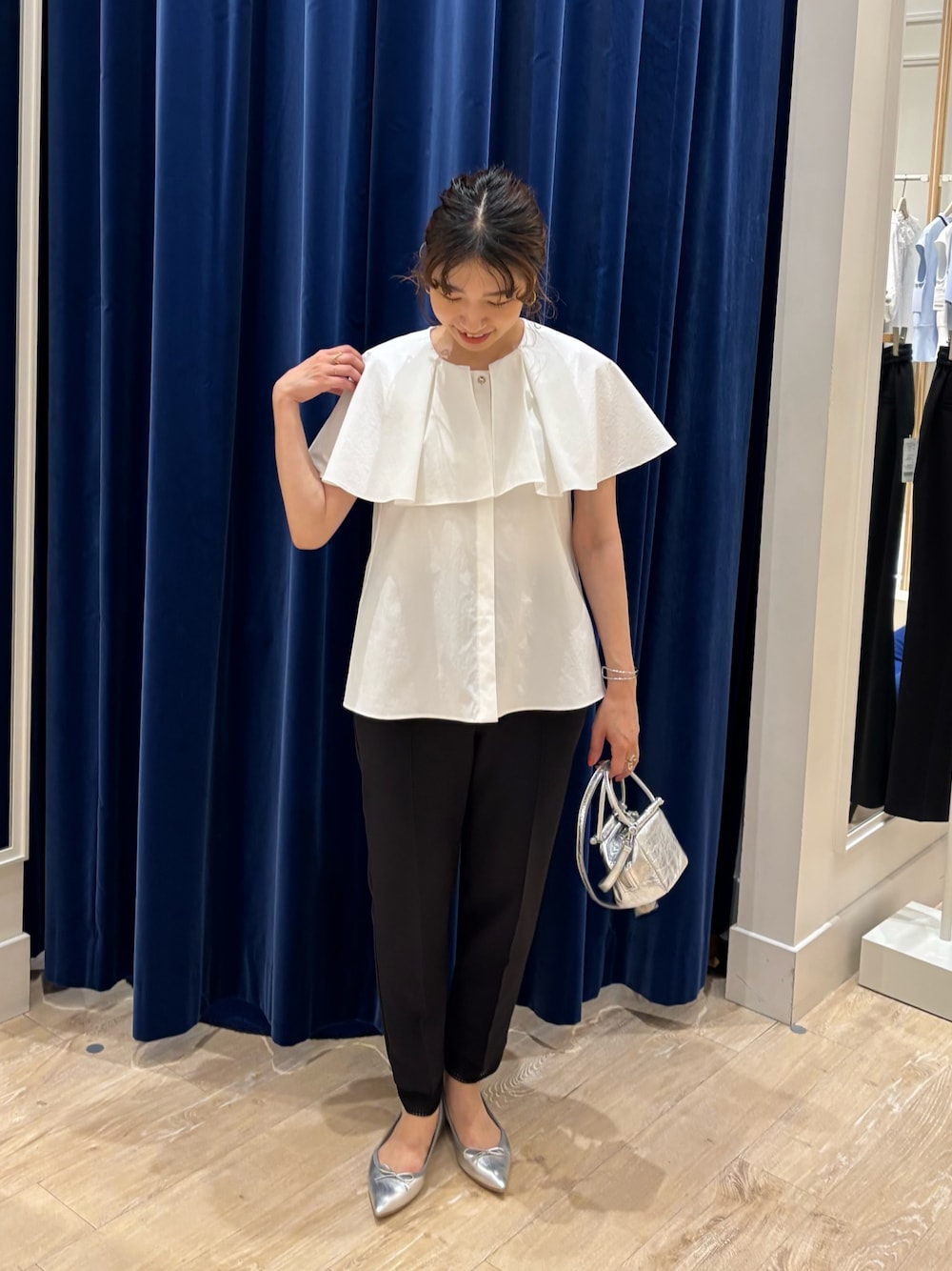 「ブラウス、ブラウスコーデ、パンツ、パンツスタイル、キレイめ、シンプルコーデ、大人コーデ、大人女子、大人かわいい、フリル、モノトーン、オンオフ兼用、お出かけコーデ」｜「marco masiの【MARCO MASI/ マルコマージ】キューブミニバッグ（ショルダーバッグ、シルバー系）」を使った、nol  komatsubaraさん（レディース・159cm）の春コーディネートの1枚目の写真
