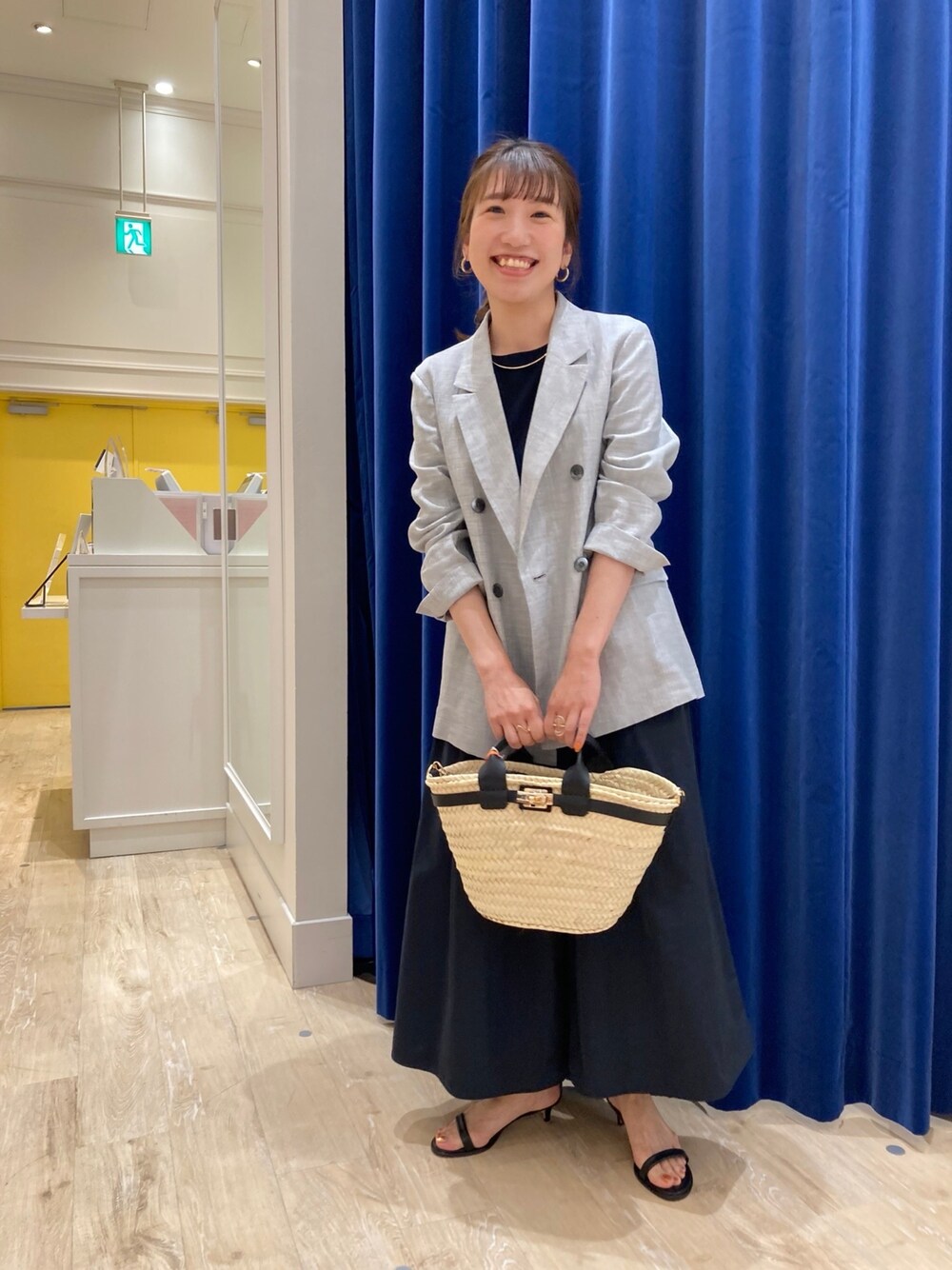 「休日スタイル、お出かけコーデ、ワンピース、ジャケット、シンプル、きれいめカジュアル、オトナカジュアル、オトナ女子、ドッキングワンピ、かごバッグ、サンダル、麻ジャケット、ジャケットスタイル、オンオフ兼用、夏コーデ」｜「NOLLEY’Sの《セットアップ対応》ウォッシャブルラミーシャンブレーダブルジャケット（テーラードジャケット、グレー系）」を使った、nol  komatsubaraさん（レディース・159cm）の春コーディネートの1枚目の写真