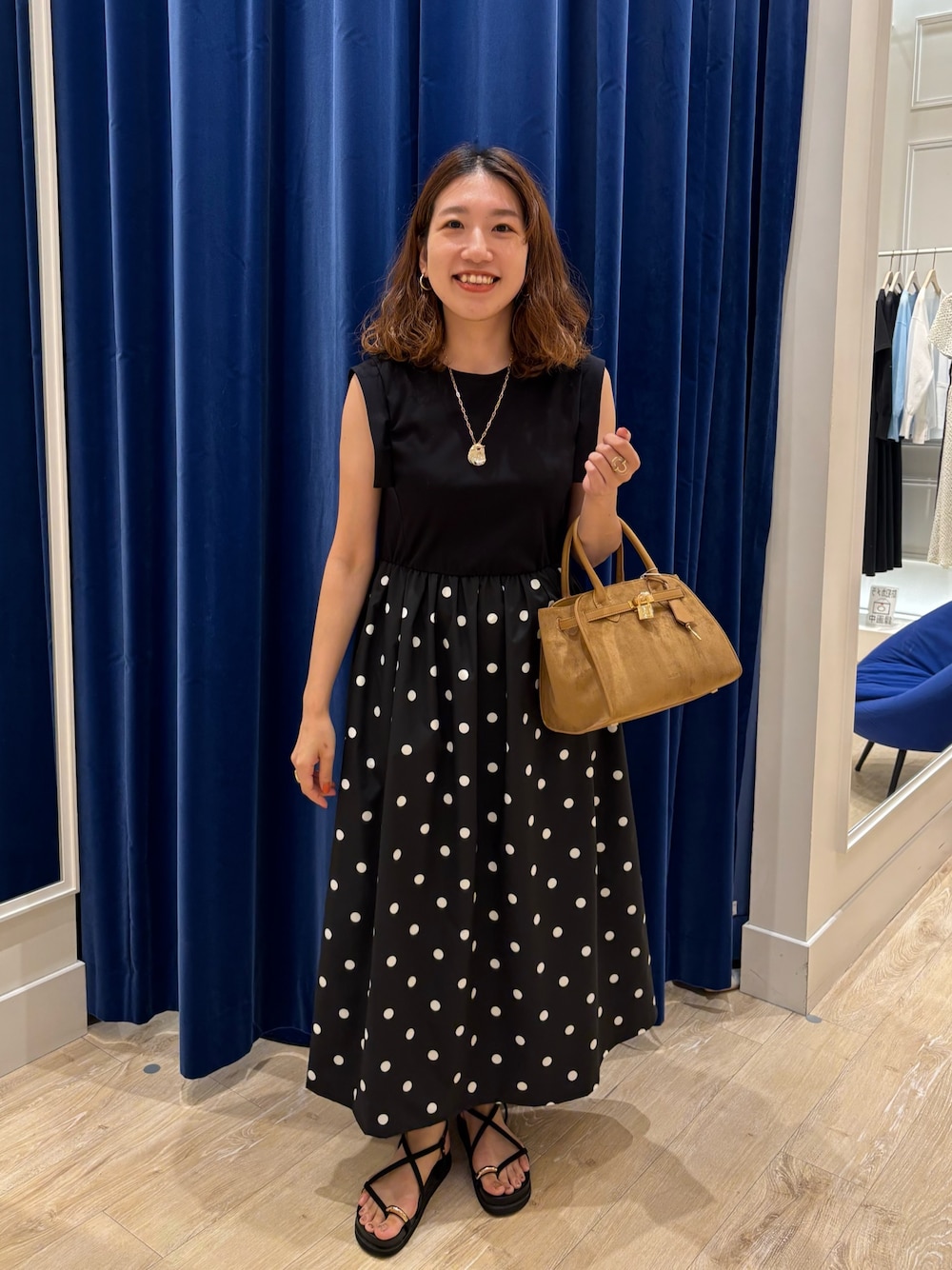 「ワンピース、ワンピーススタイル、ドット、シンプルコーデ、お出かけコーデ、休日スタイル、旅行コーデ、オトナ女子、大人かわいい、きれいめカジュアル、夏コーデ、ドッキングワンピース」｜「NOLLEY’Sのドットタフタドッキングワンピース（ワンピース、ブラック系）」を使った、nol  komatsubaraさん（レディース・159cm）の夏コーディネートの1枚目の写真