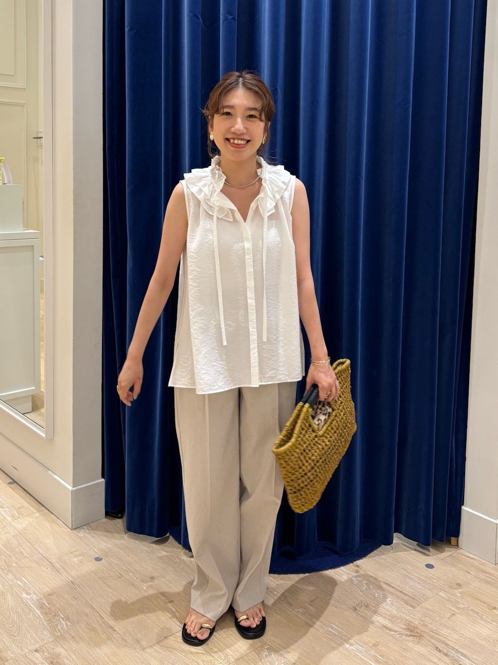 「フリル、フリルブラウス、パンツスタイル、ワイドパンツ、きれいめカジュアル、キレイめ、大人コーデ、オトナ女子、オトナカジュアル、ノースリーブ、シンプルコーデ、お出かけコーデ、サンダル、かごバッグ、夏コーデ」｜「NOLLEY’S Sophiのフリルネックノースリーブブラウス（シャツ/ブラウス、ホワイト系）」を使った、nol  komatsubaraさん（レディース・159cm）の夏コーディネートの1枚目の写真